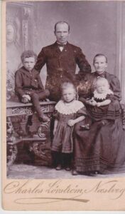 Ane Margrethe (som godt 30-årig) med mand og børn